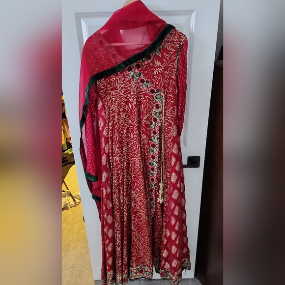 Beautiful red frock dress come with matching dupatta - Picture 4 of 4